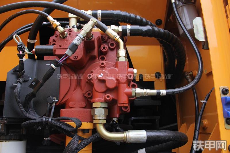 现代R210W-9挖掘机局部