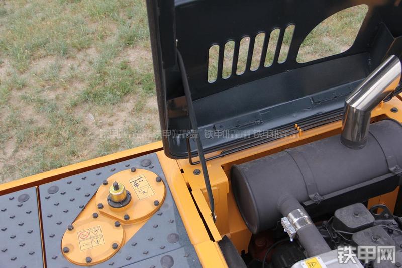 现代R210W-9挖掘机局部