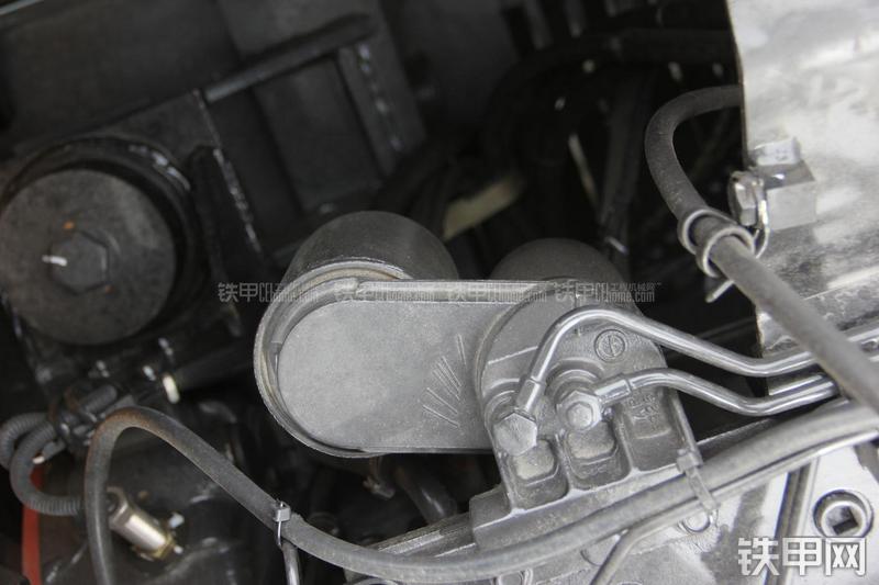 现代R210W-9挖掘机局部