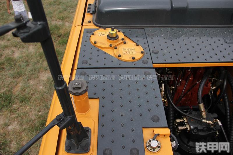 现代R210W-9挖掘机局部