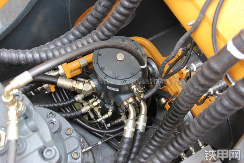 现代R210W-9挖掘机局部