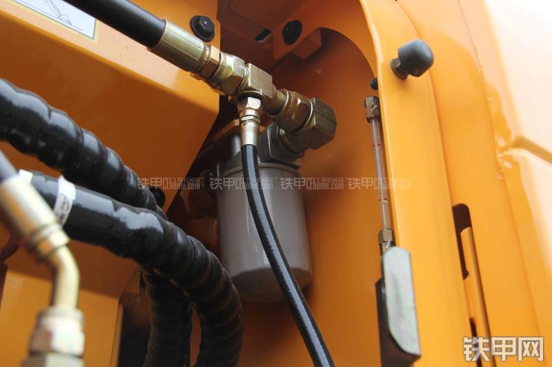 现代R210W-9挖掘机局部