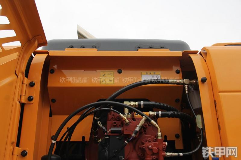 现代R210W-9挖掘机局部