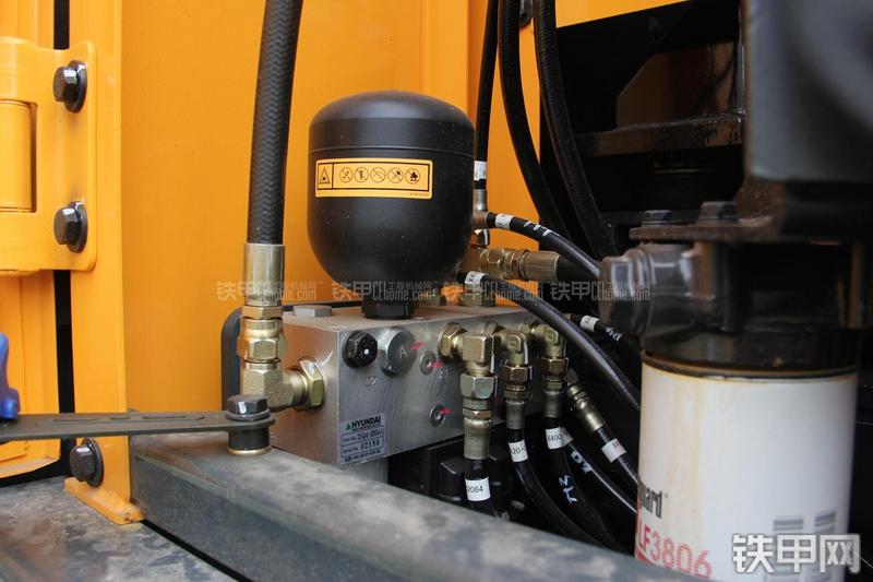 现代R210W-9挖掘机局部