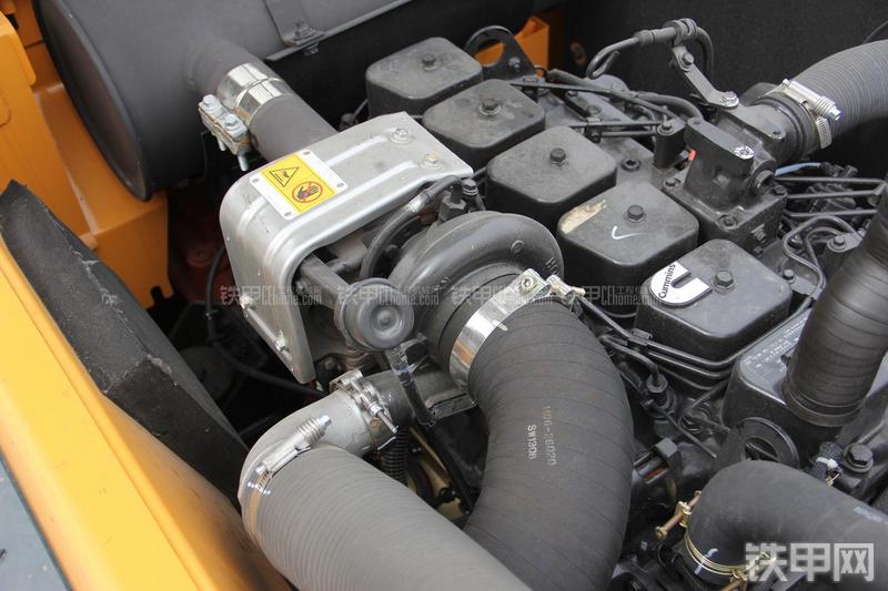 现代R210W-9挖掘机局部