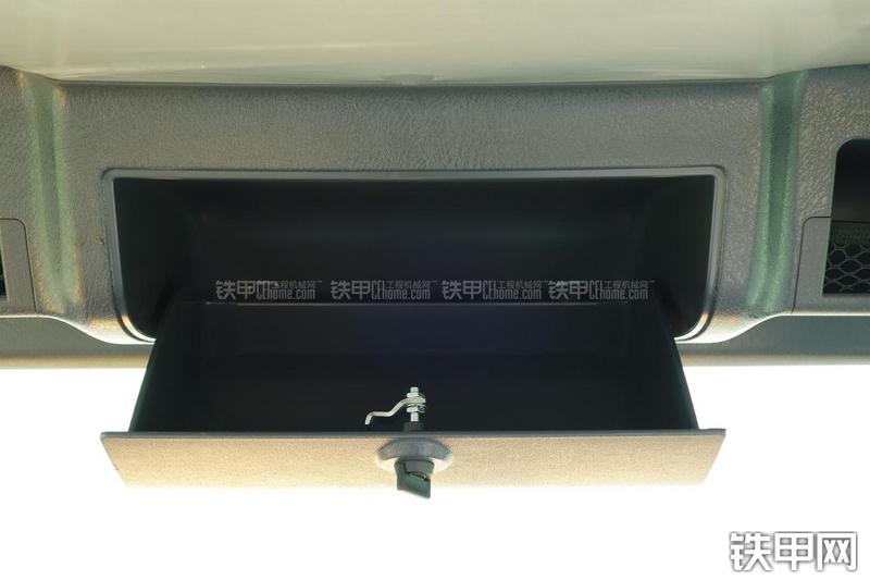 现代R60-9挖掘机局部