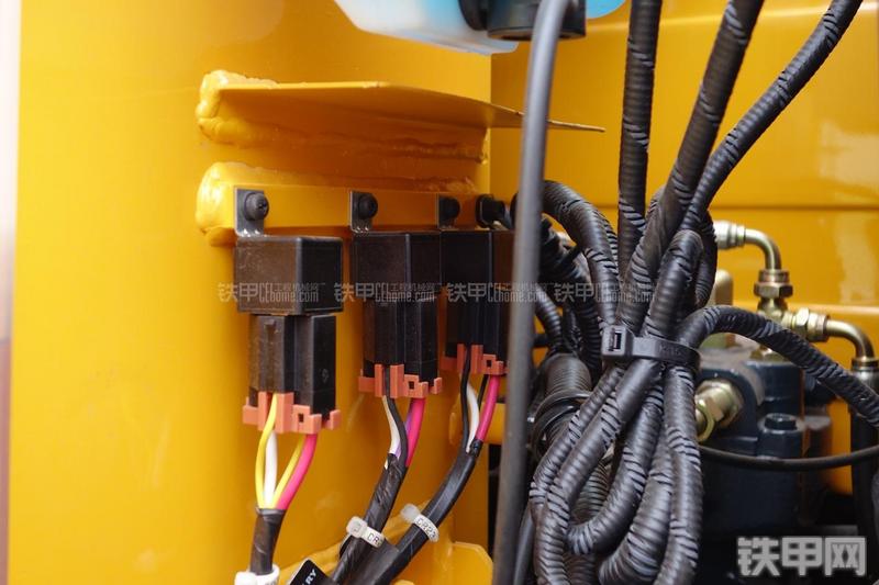 现代R60-9挖掘机局部