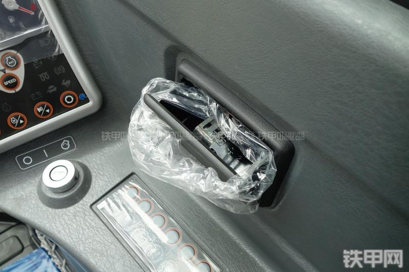 现代R60-9挖掘机局部