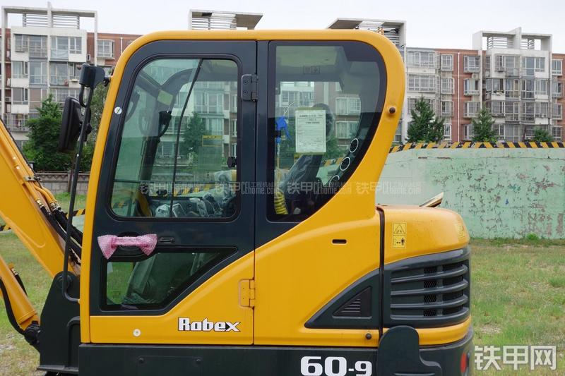 现代R60-9挖掘机局部