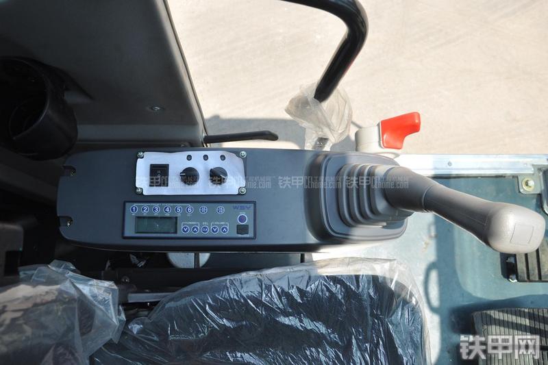 恒天九五JV150五十铃挖掘机局部