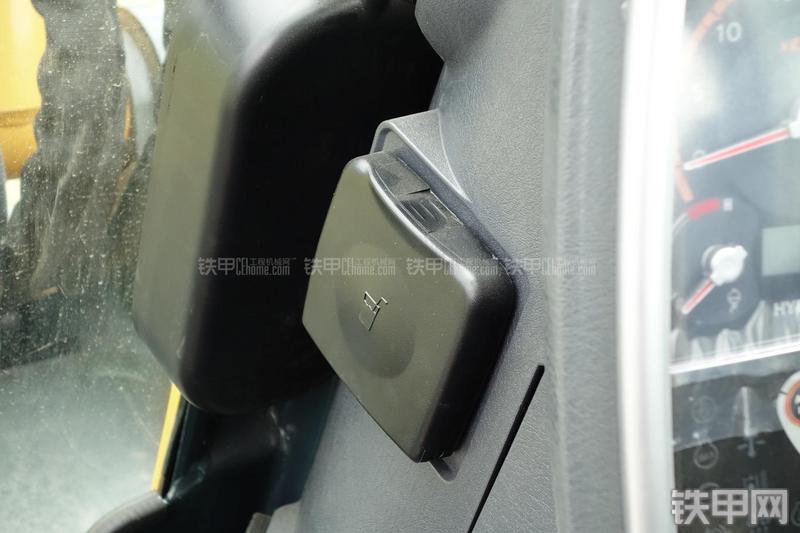 现代R60-9挖掘机局部