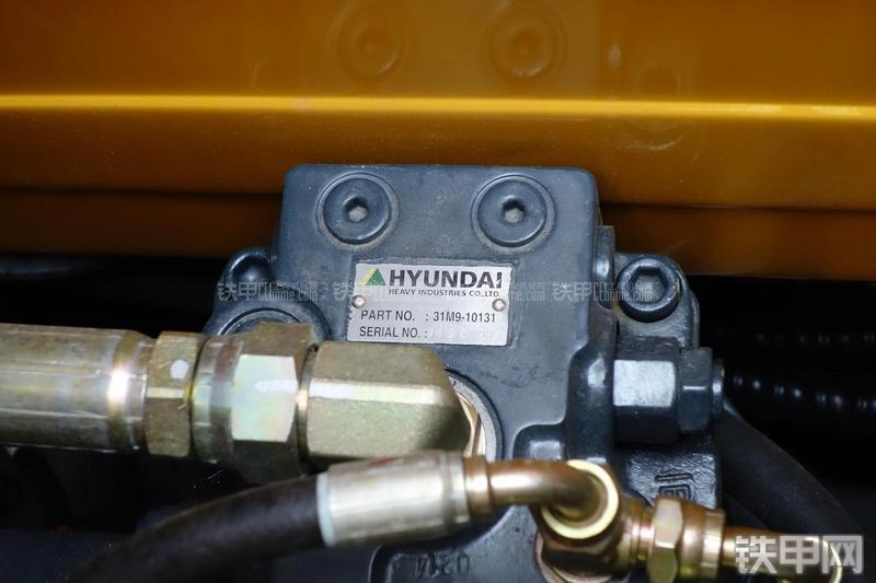 现代R60-9挖掘机局部