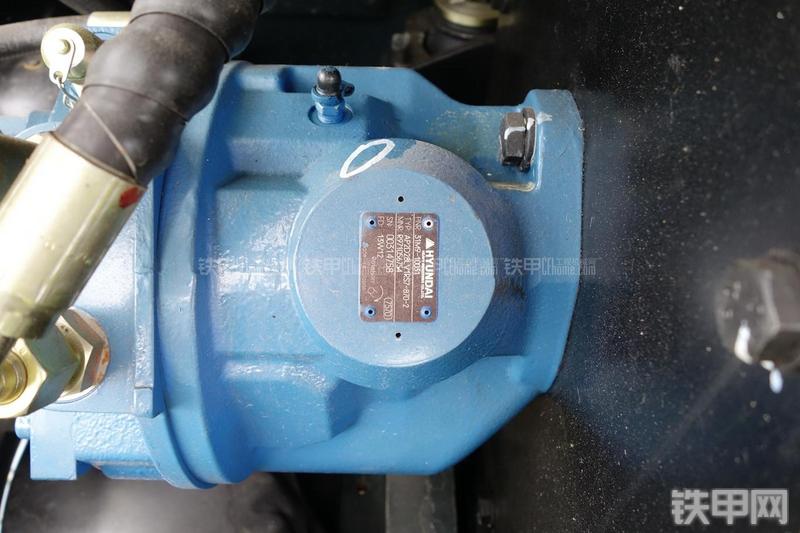 现代R60-9挖掘机局部