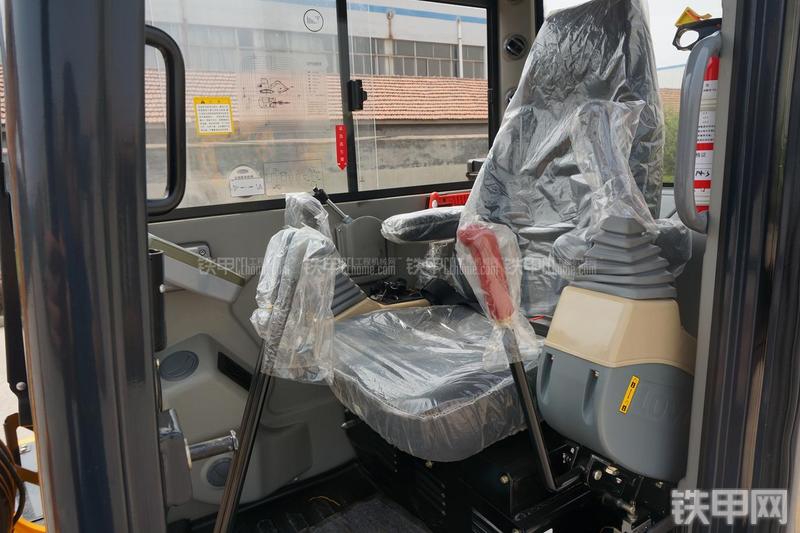 雷沃重工FR60挖掘机局部