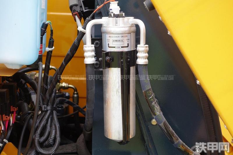 现代R60-9挖掘机局部