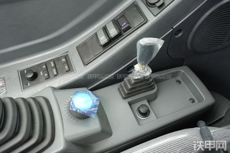 现代R60-9挖掘机局部