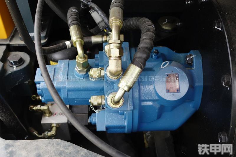 现代R60-9挖掘机局部