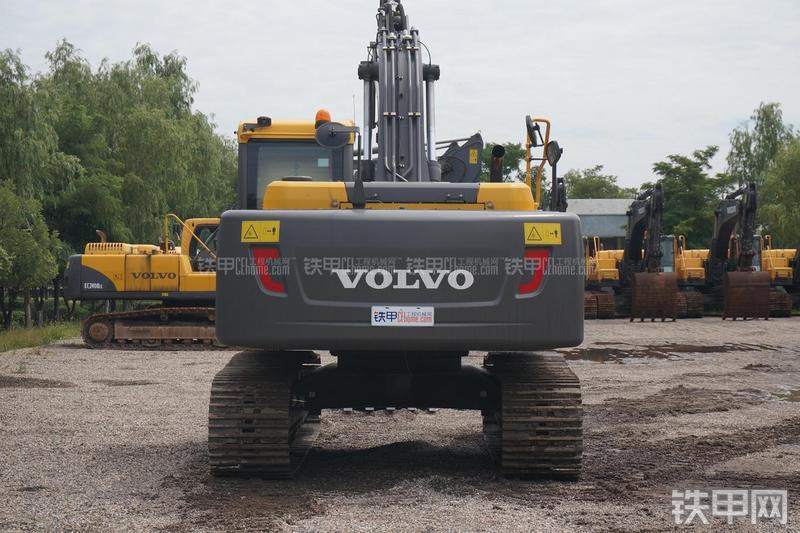 沃尔沃EC220D挖掘机整机外观