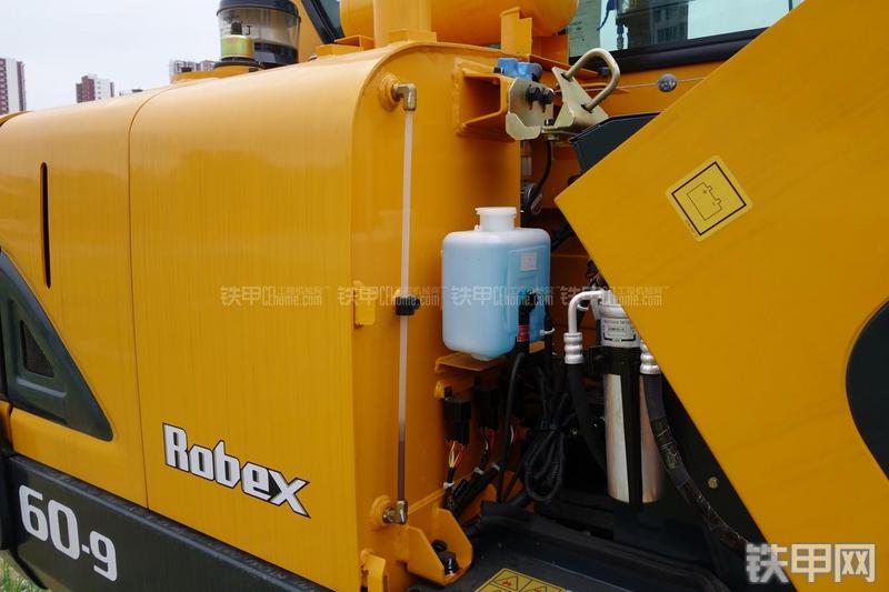 现代R60-9挖掘机局部