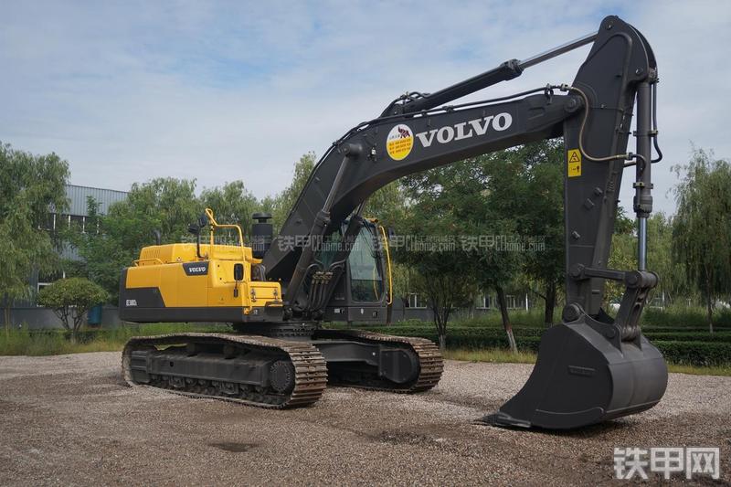沃尔沃EC380D挖掘机整机外观