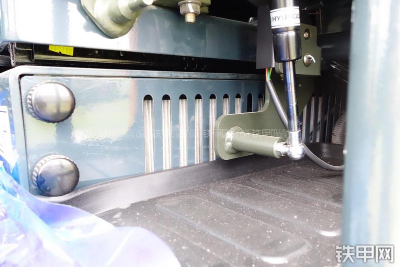 现代R60-9挖掘机局部