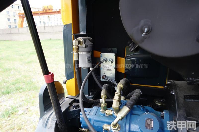 现代R60-9挖掘机局部