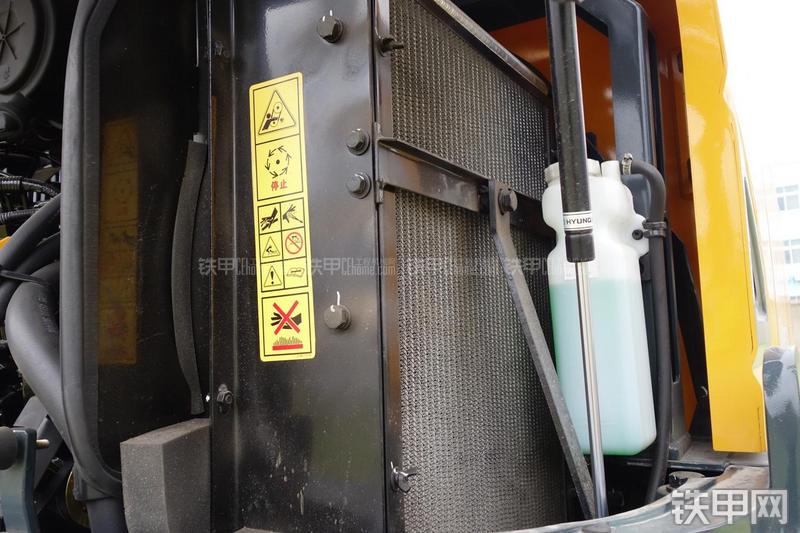 现代R60-9挖掘机局部