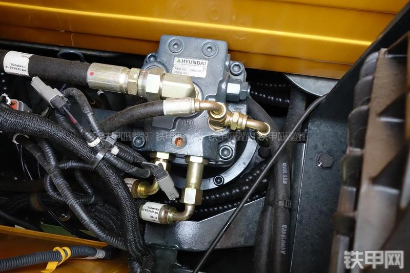 现代R60-9挖掘机局部