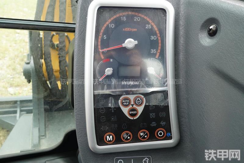 现代R60-9挖掘机局部