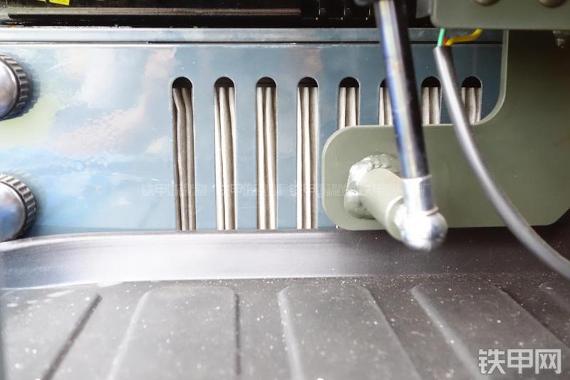 现代R60-9挖掘机局部