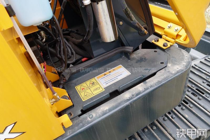 现代R60-9挖掘机局部