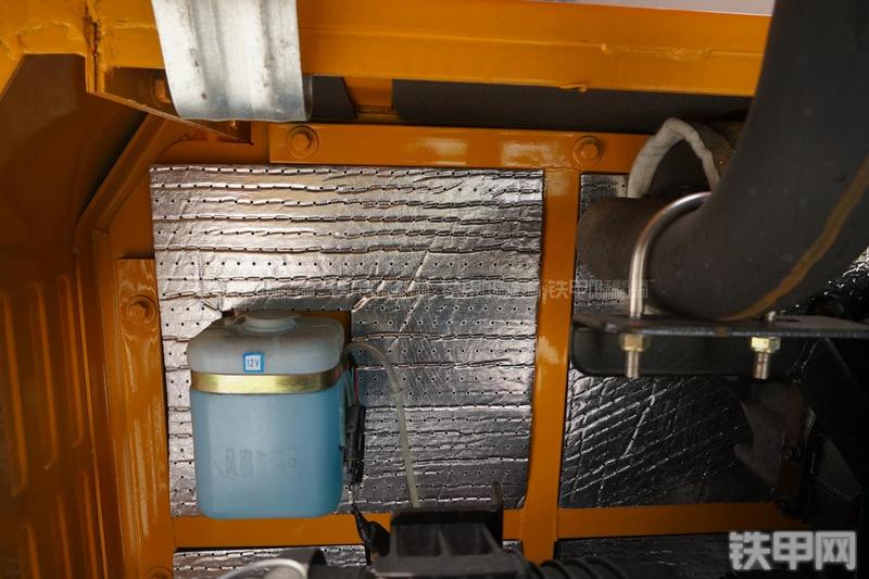 雷沃重工FR60挖掘机局部