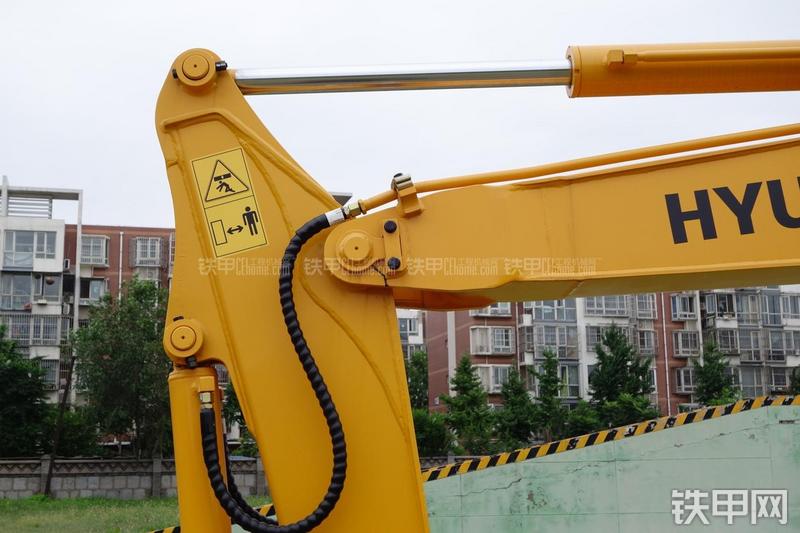 现代R60-9挖掘机局部