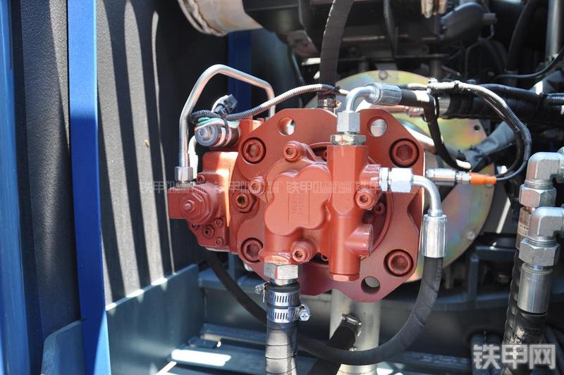 恒天九五JV150五十铃挖掘机局部