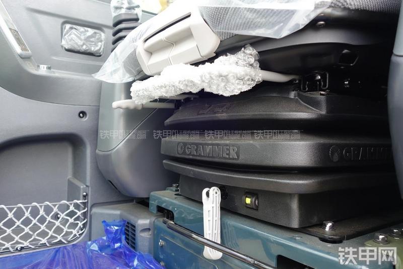 现代R60-9挖掘机局部