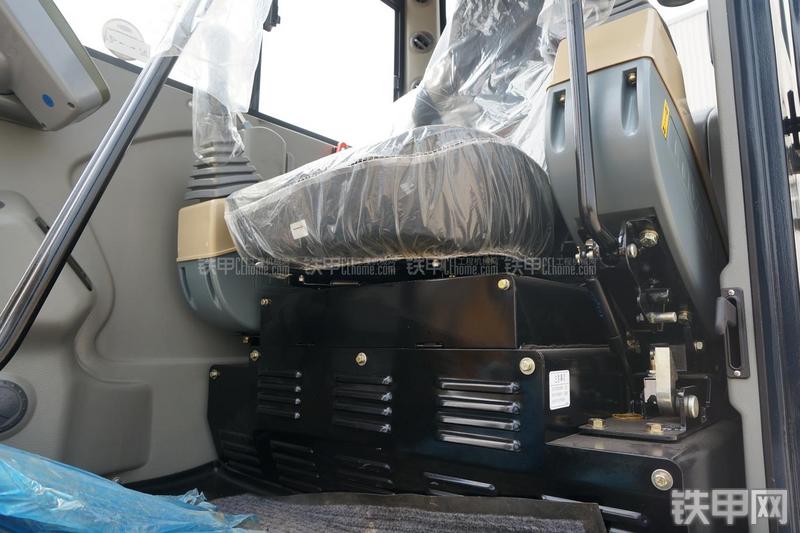 雷沃重工FR60挖掘机局部