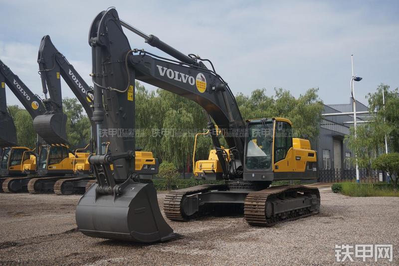 沃尔沃EC380D挖掘机整机外观