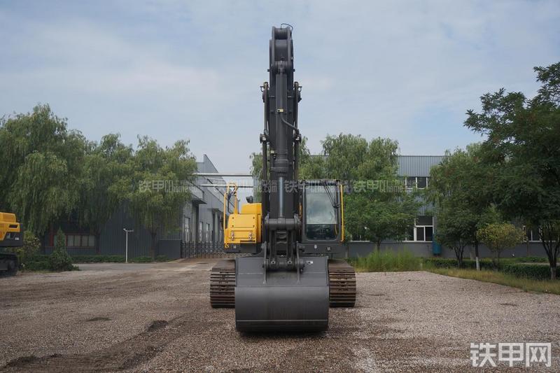 沃尔沃EC380D挖掘机整机外观