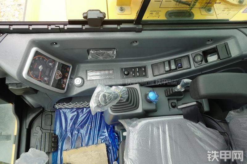 现代R60-9挖掘机局部