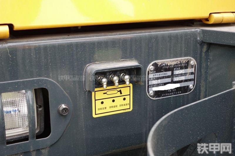 现代R60-9挖掘机局部