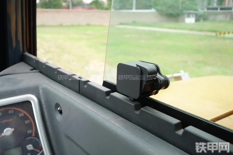 现代R60-9挖掘机局部