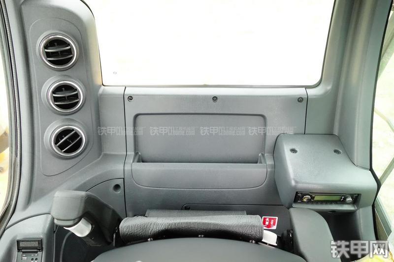 现代R60-9挖掘机局部