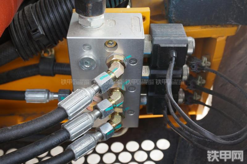 雷沃重工FR60挖掘机局部