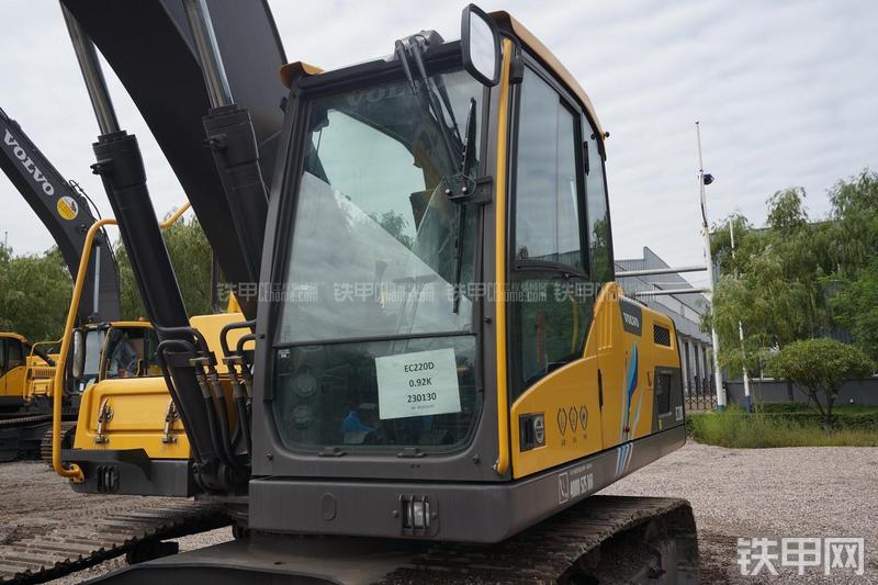 沃尔沃EC220D挖掘机整机外观