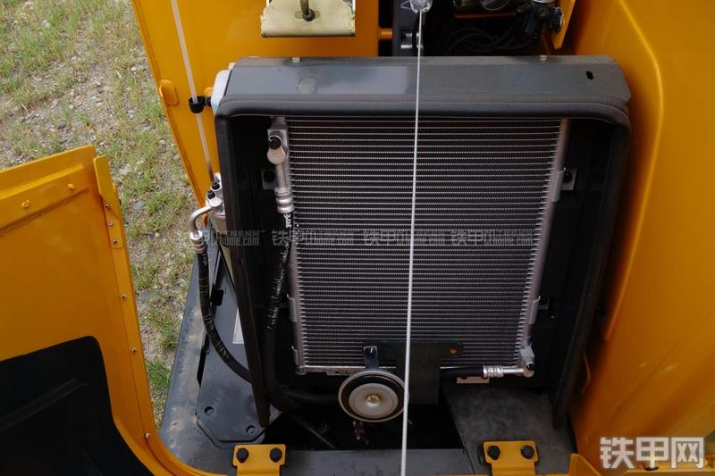 现代R60-9挖掘机局部