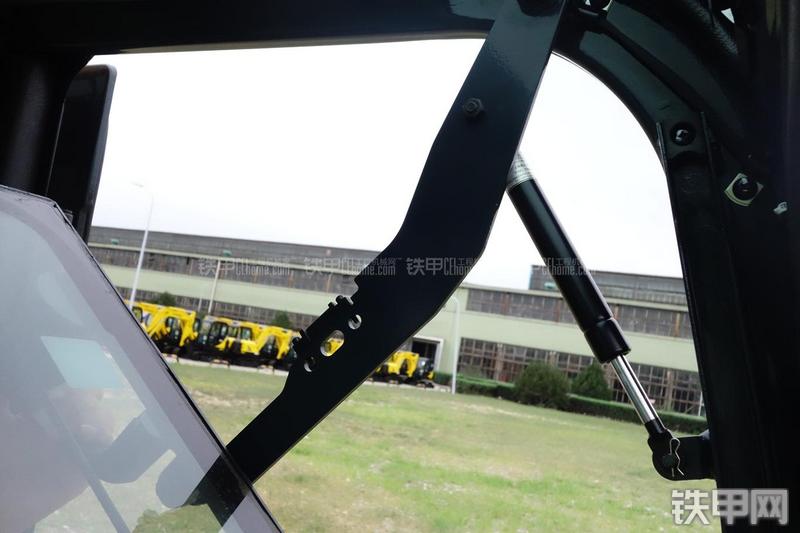 现代R60-9挖掘机局部