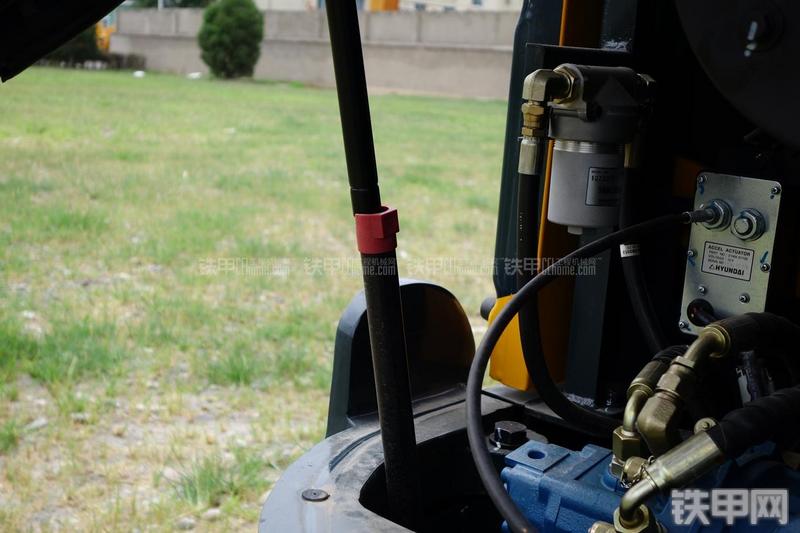 现代R60-9挖掘机局部