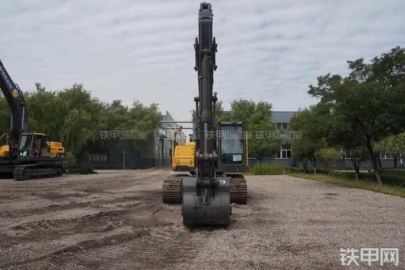 沃尔沃EC220D挖掘机整机外观