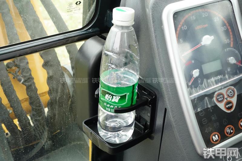 现代R60-9挖掘机局部