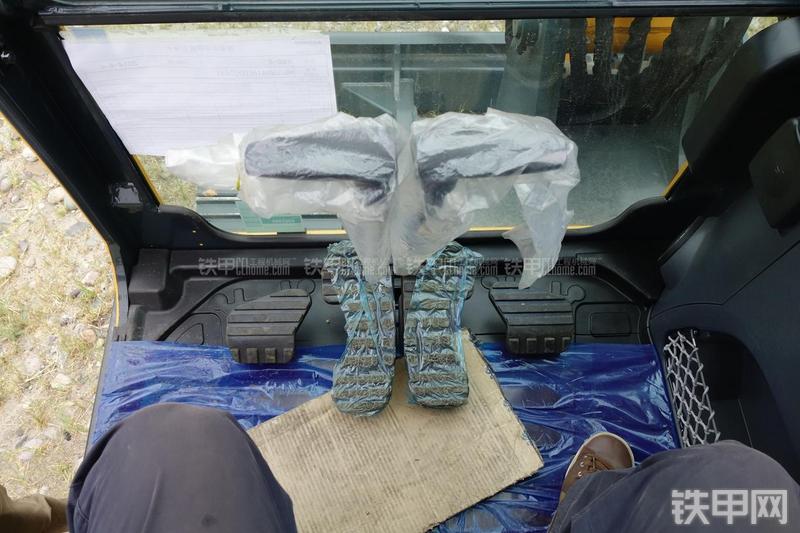 现代R60-9挖掘机局部